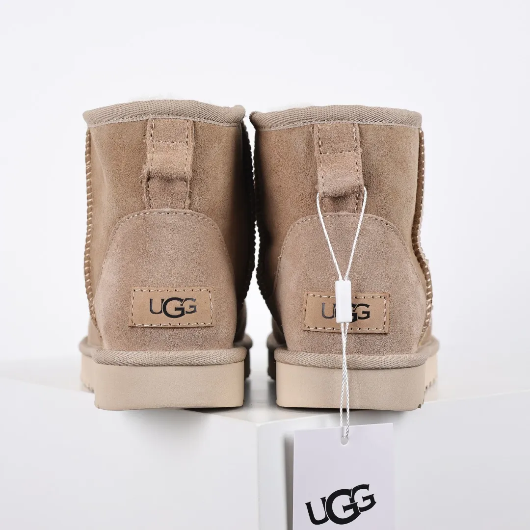 Pick up locally 💰540 Core recommendation Good price Cashmere insoles are a very suitable choice for keeping warm in winter and at home. In the new year, uug launched a series of styles, which are partial to the preferences of young consumers and have also moved to the forefront of fashion trends. Shoe body material Water-repellent coated suede upper 17mm UGGPURE™ implanted wool insole Lightweight non-slip comfortable rubber outsole With brand LOGO Trademark Comes with a full set of packaging Size: 35 36 37 38 39 40 41 42 43 44